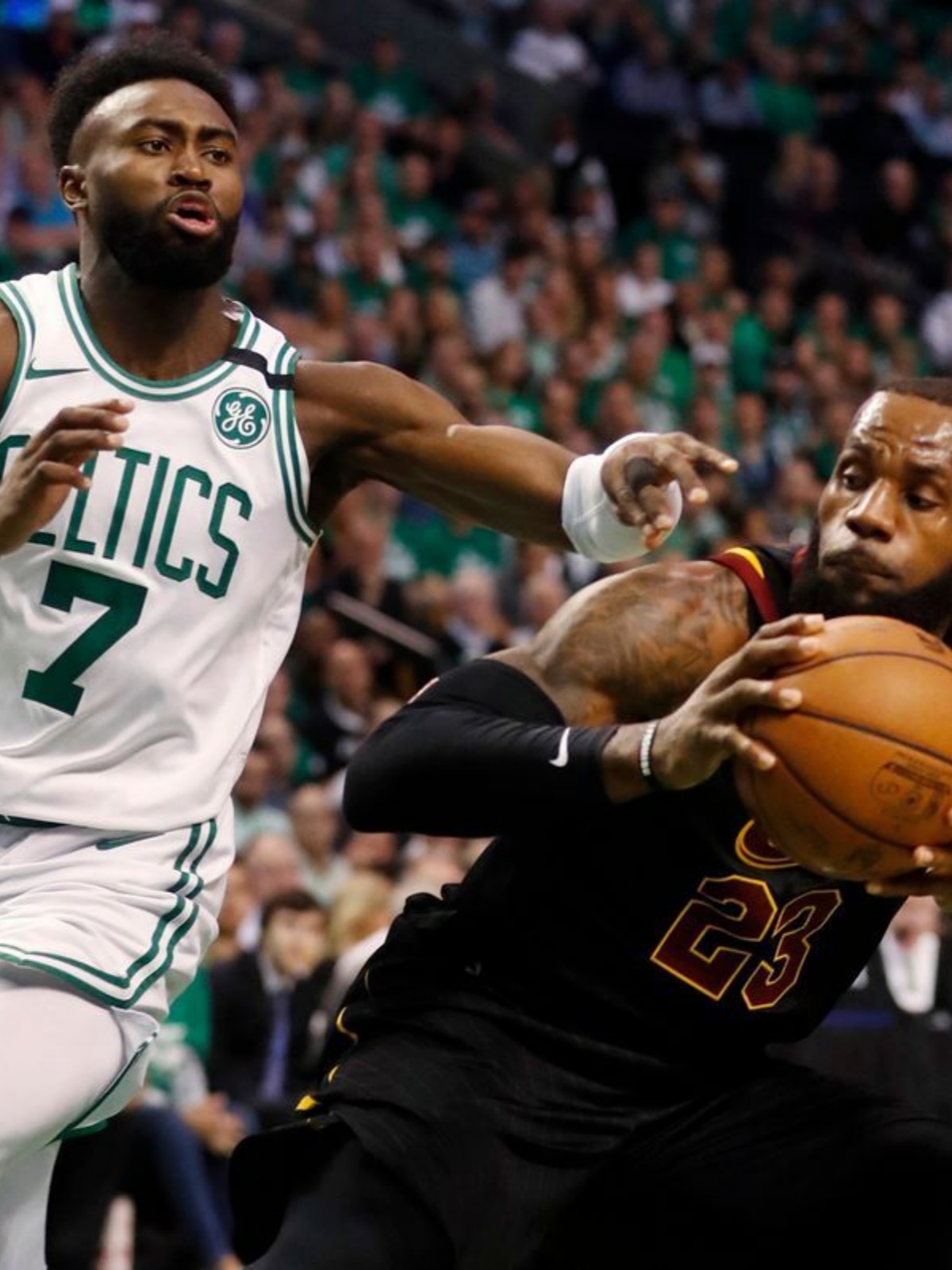 英雄联盟-波士顿凯尔特人发布备战花絮；今晨防线松动；NBA总决赛任务艰巨；身体对抗强度拉满的简单介绍